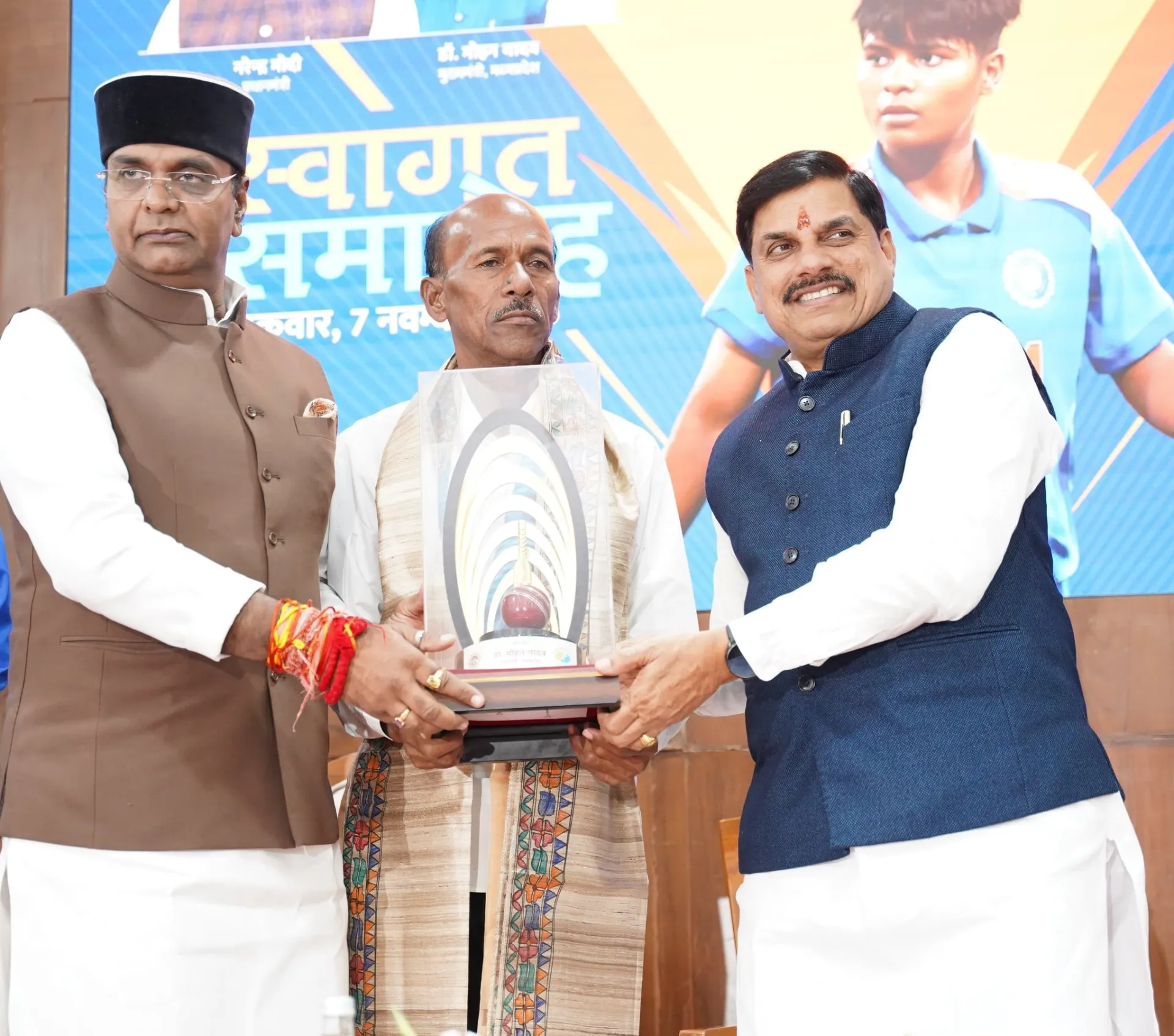 पिता के सस्पेंड होने के बाद से परिवार आर्थिक तंगी से गुजर रहा था। क्रांति के भाई मजदूरी और बस कंडक्टरी कर गुजारा कर रहे थे। मां ने गहने गिरवी रखकर क्रांति का क्रिकेट का सपना पूरा किया।