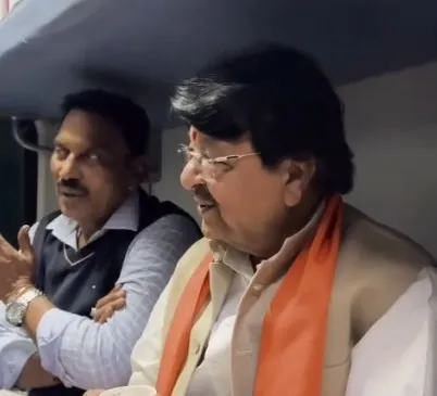 ट्रेन में मंत्री कैलाश विजयवर्गीय ने गाया भजन, विभागों की समीक्षा करेंगे मुख्यमंत्री