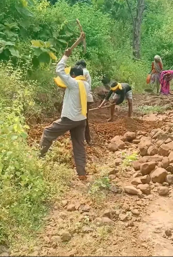 तो आदिवासियों ने खुद थाम लिया फावड़ा