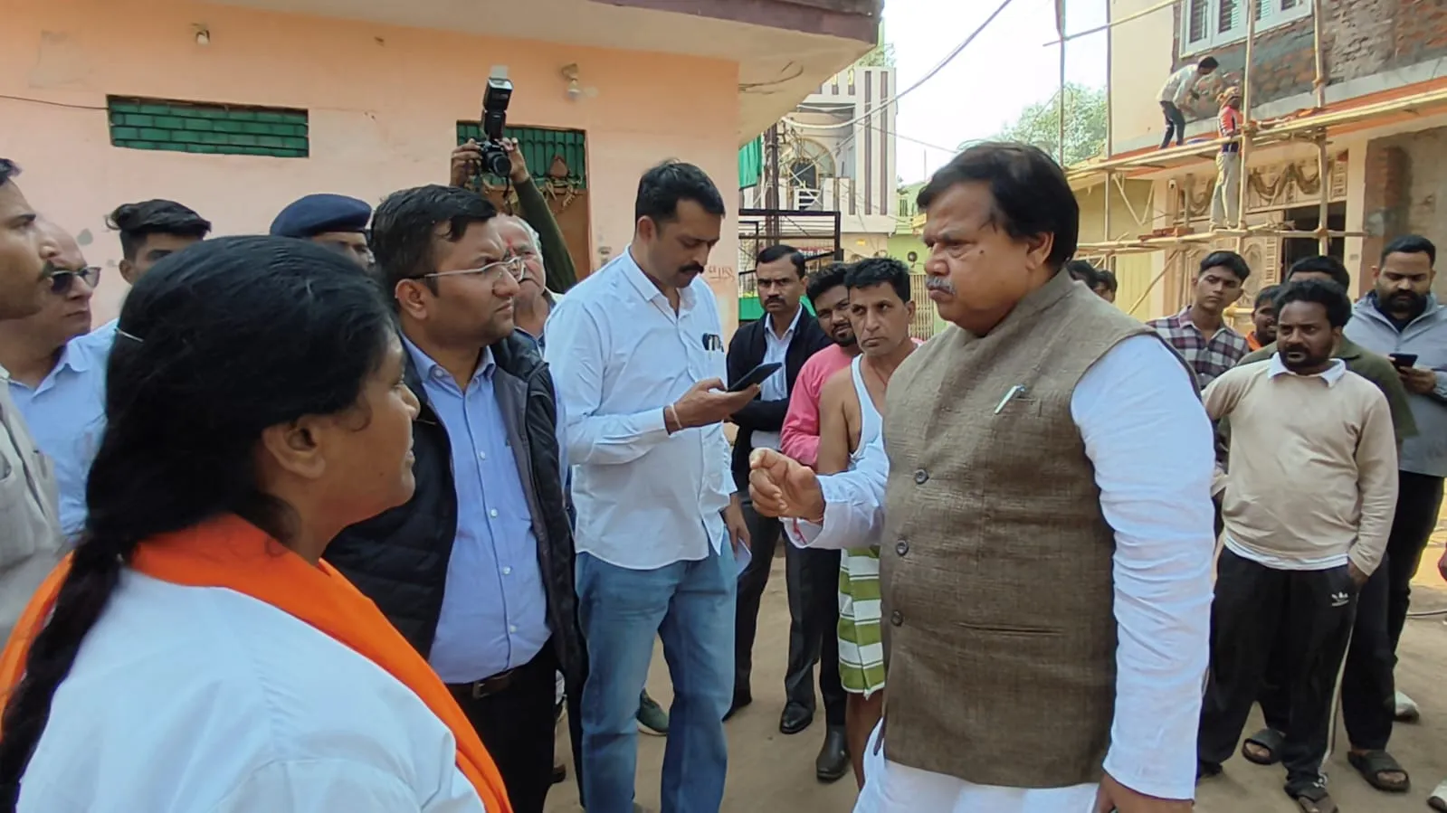 साइकिल की दुकान पर जमीन पर बैठकर सुनी लोगों की समस्याएं, बुजुर्ग बोले- गड्ढे बंद कराइए