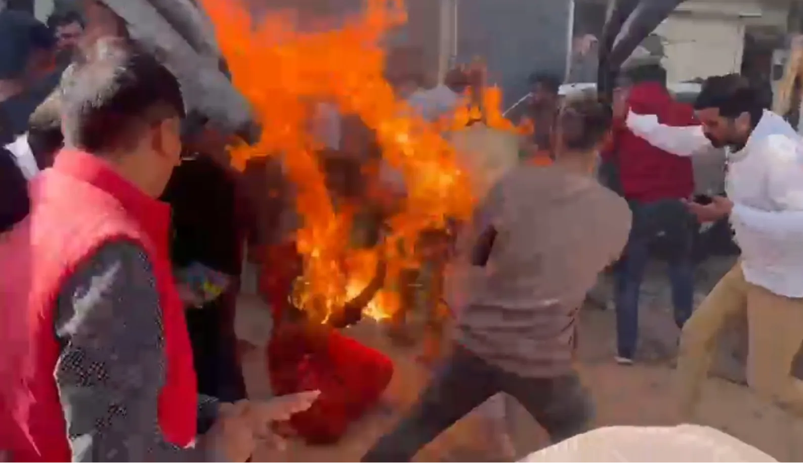 दंपती ने पेट्रोल डालकर लगाई आग, जेसीबी पर पथराव; तहसीलदार–नगर परिषद की टीम को भगाना पड़ा