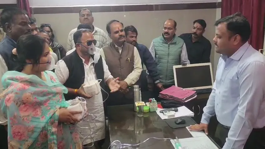 नेबुलाइजर मास्क पहनकर ढोल–नगाड़ों के साथ नपा पहुंचे पार्षद; धूलभरी सड़कों पर कांग्रेस का अनोखा प्रदर्शन