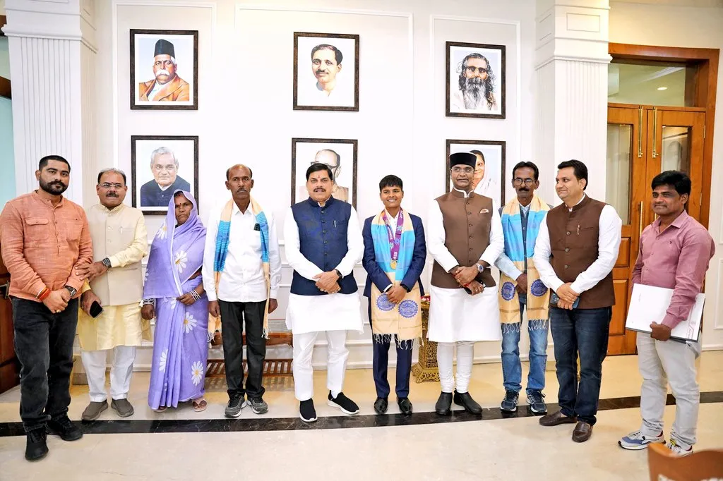 CM ने कहा कि क्रांति जैसी बेटियां प्रदेश और देश का गौरव हैं। सरकार उनके परिवार के साथ हर कदम पर खड़ी है। 15 नवंबर को बिरसा मुंडा जयंती पर जबलपुर में क्रांति गौड़ के साथ कई खिलाड़ियों का विशेष सम्मान किया जाएगा। CM ने छतरपुर में स्टेडियम बनाने की भी घोषणा की। क्रांति अब अपने गांव घुवारा पहुंचेंगी।