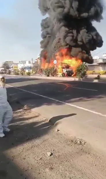 मुंबई-आगरा फोरलेन पर यातायात ठप; दूर तक दिखा धुएं का गुबार