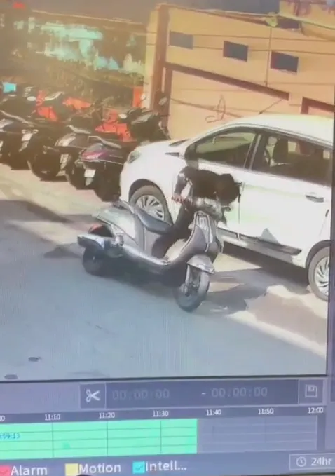 बाइक का पंचर सुधरवाने जा रहा था, CCTV में कैद हुई पूरी घटना