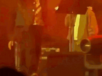 फौरन संभले और शो जारी रखा, बड़ा हादसा टला; AIIMS भोपाल में परफॉर्म कर रहे थे