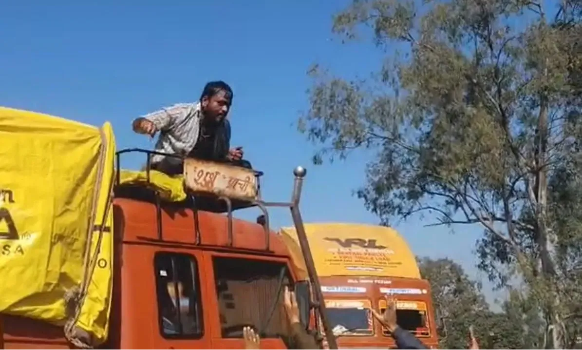 चालान कटने से नाराज... डीजल डालकर ट्रक पर चढ़ा ड्राइवर, सड़क पर लगा जाम