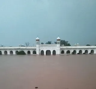 PAK के पंजाब में 2 लाख लोगों को किया गया शिफ्ट, Video