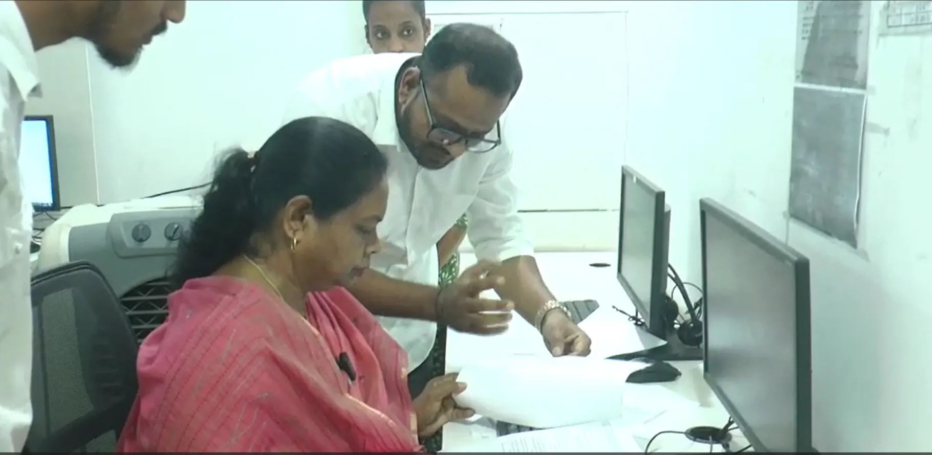 महापौर हेल्पलाइन का जायजा लेने पहुंचीं मालती राय, शिकायतकर्ताओं से पूछा- समाधान हुआ या नहीं