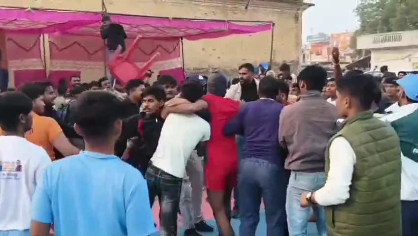 चंदला में सांसद खेल महोत्सव के दौरान कबड्डी मैच में बवाल, खिलाड़ियों में मारपीट व कुर्सियां चलीं, वीडियो वायरल