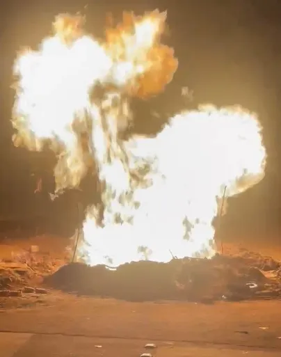 खुदाई के दौरान गैस पाइपलाइन में लगी आग; बड़ा हादसा टला