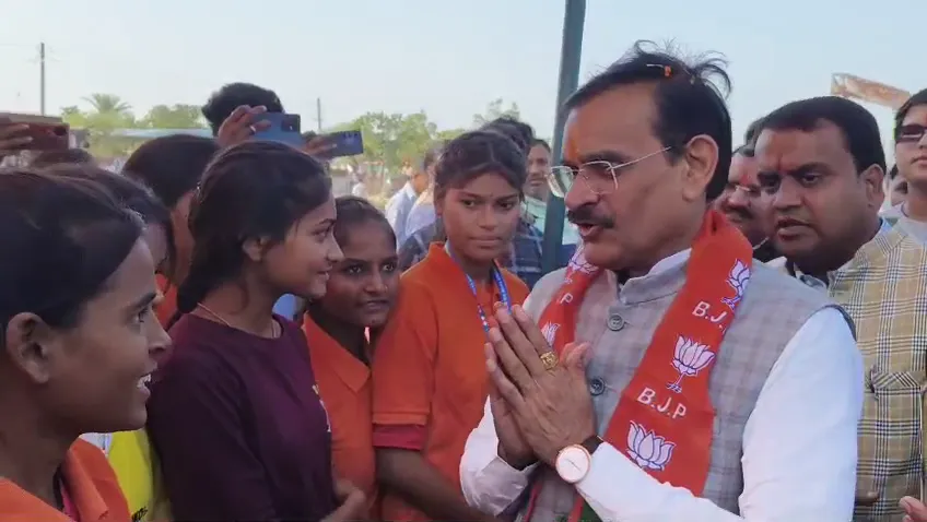 देरी पर भड़की खिलाड़ी... सांसद वीडी शर्मा से बीच मैदान में किया सवाल, VIDEO वायरल