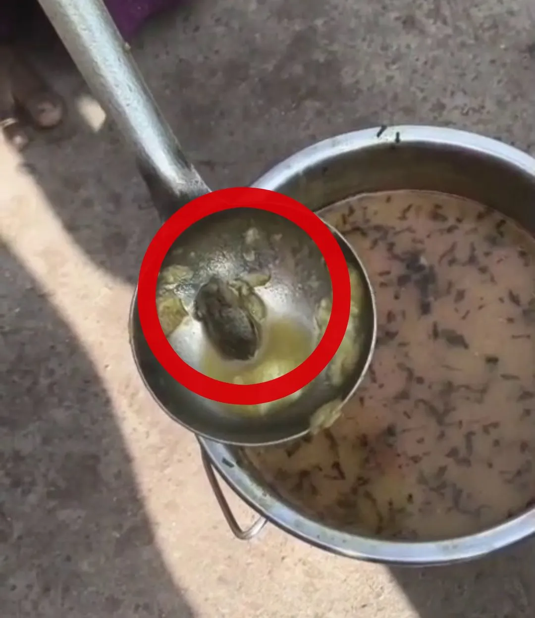 पहले खाने में कीड़े भी मिले थे, शिकायतों के बाद भी अधिकारी ध्यान नहीं दे रहे