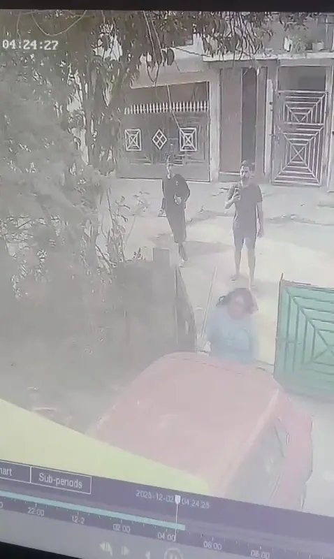 पड़ोसियों के बीच चले पत्थर, सीसीटीवी फुटेज वायरल