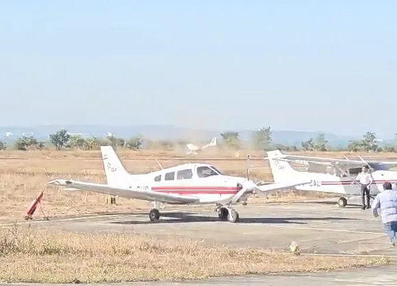 ढाना हवाई पट्टी पर लैंडिंग के दौरान हुआ हादसा; प्लेन का एक हिस्सा जमीन से टकराया