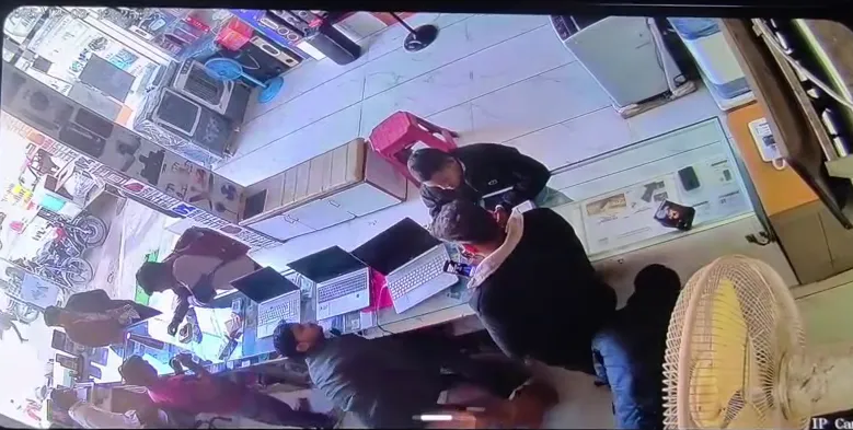 मोबाइल फाइनेंस करते हुए अचानक से गिरा, मौत; सामने आया VIDEO