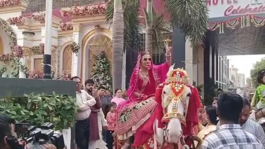दुल्हन घोड़ी पर बैठकर दूल्हे को निमंत्रण देने पहुंची; दूल्हा बोला- वर्षों पुरानी परम्परा
