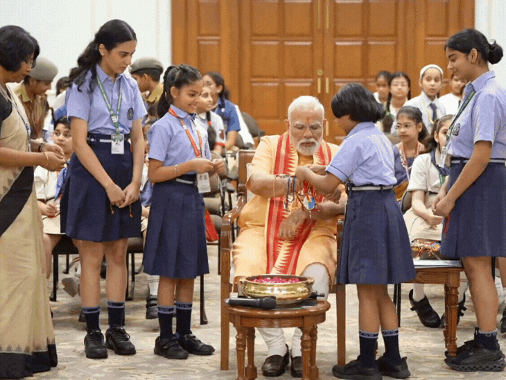 पीएम मोदी ने नन्हीं बहनों के साथ मनाया रक्षाबंधन, राखियों से भर गया पूरा हाथ