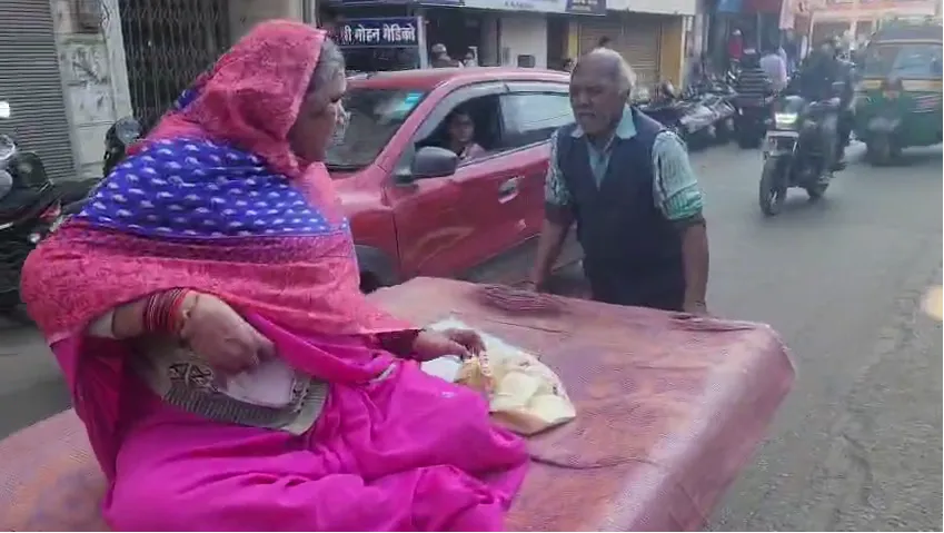 आर्थिक तंगी में पत्नी को ठेले पर बैठाकर इलाज के लिए ले जाता बुजुर्ग