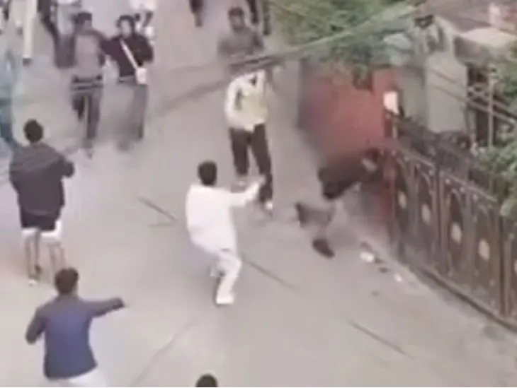 जान बचाकर सड़कों पर भागते दिखे, प्रदर्शनकारियों ने बरसाए लात-घूंसे; Video